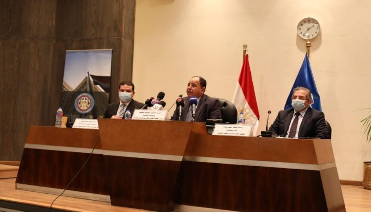 وزير المالية خلال المؤتمر الصحفي