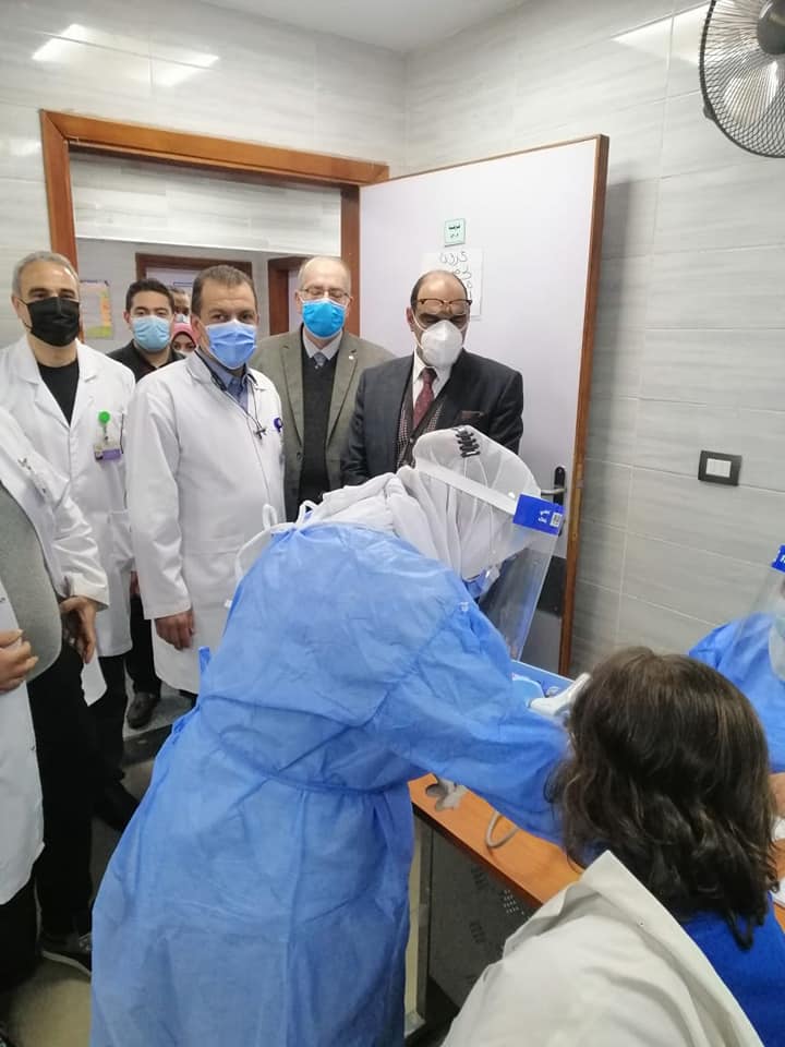 بدء تطعيم الأطقم الطبية بمستشفى مدينة نصر للتأمين الصحي ضد كورونا