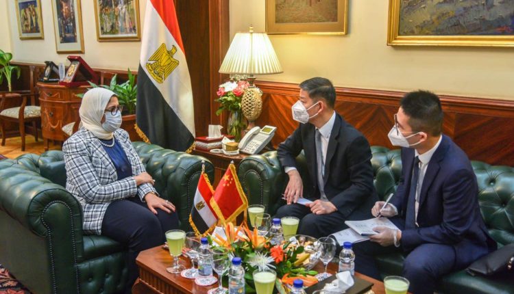وزيرة الصحة خلال الاجتماع بالسفير الصيني بالقاهرة