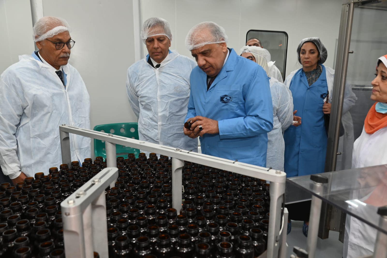 وزير قطاع الأعمال العام يتفقد مشروعات تحديث وتطوير خطوط الإنتاج بشركة القاهرة للأدوية