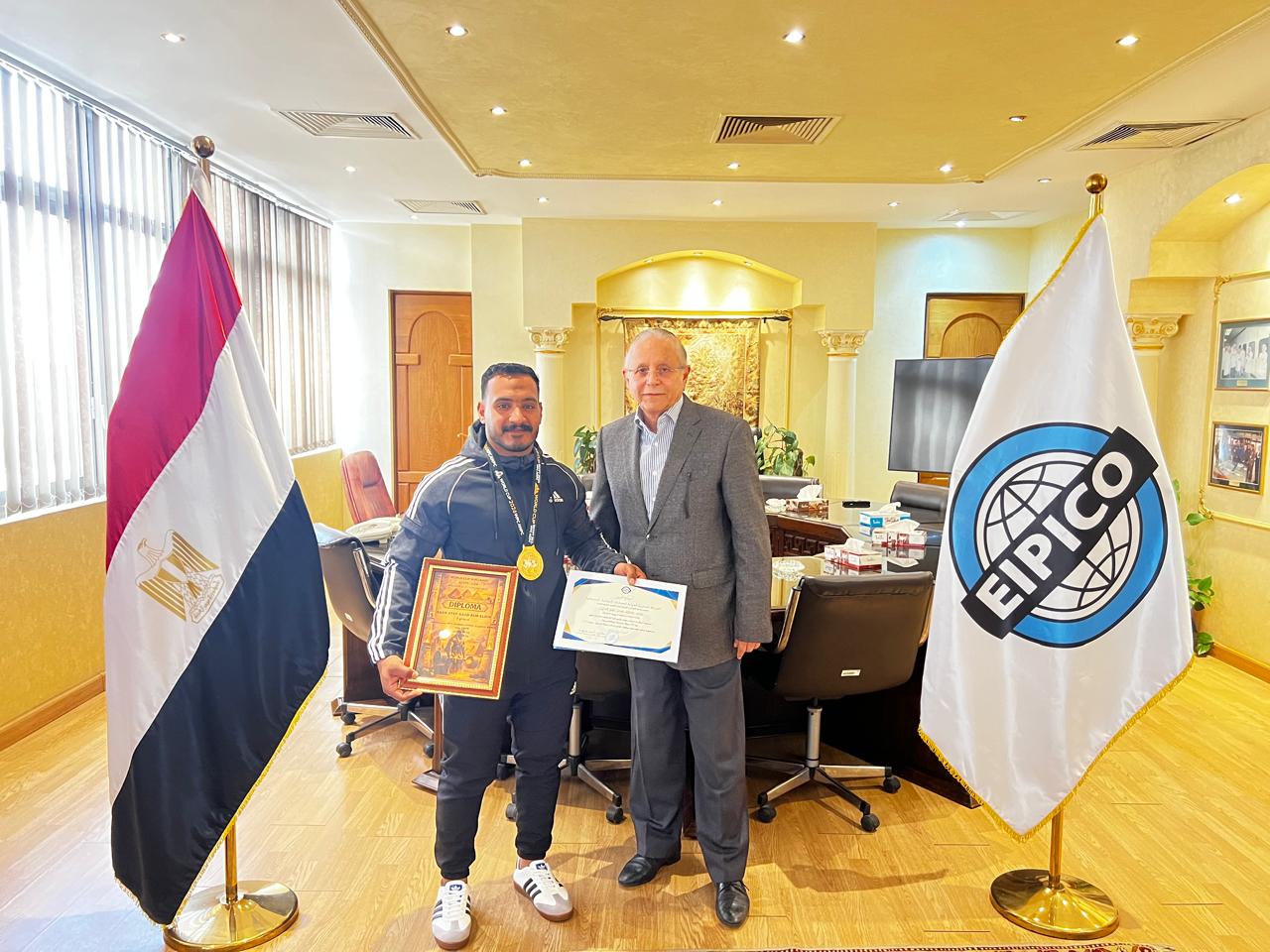 الدكتور أحمد كيلاني يكرم ابن «إيبيكو» البطل سعد عاطف بعد تتويجه بذهبية بطولة العالم للقوة البدنية